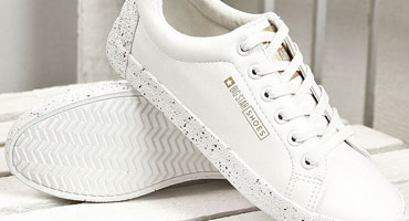 Białe sneakersy – do czego je nosić. Stylizacje