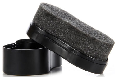 Zimowa pielęgnacja skóry licowej i zamszu – co robić, gdy buty biało matowieją?